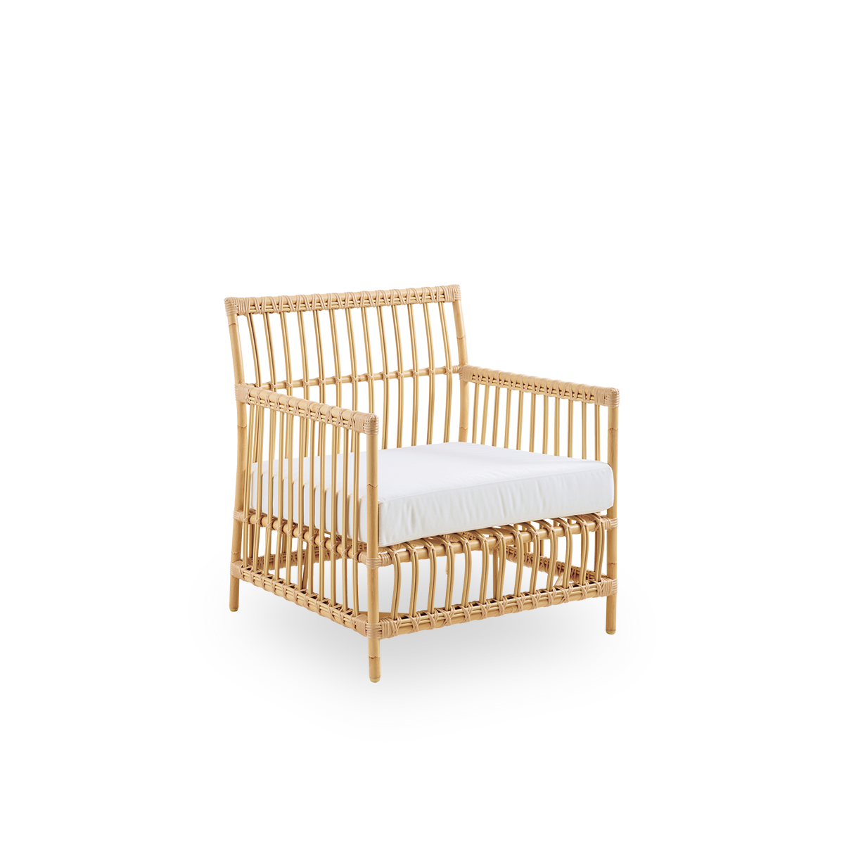 Side view af Caroline udendørs loungestol i farven Natural, håndmalet for at ligne rattan. Stolens ramme er lavet af aluminium med elegante ArtFibre-detaljer. Designet er minimalistisk og elegant.
