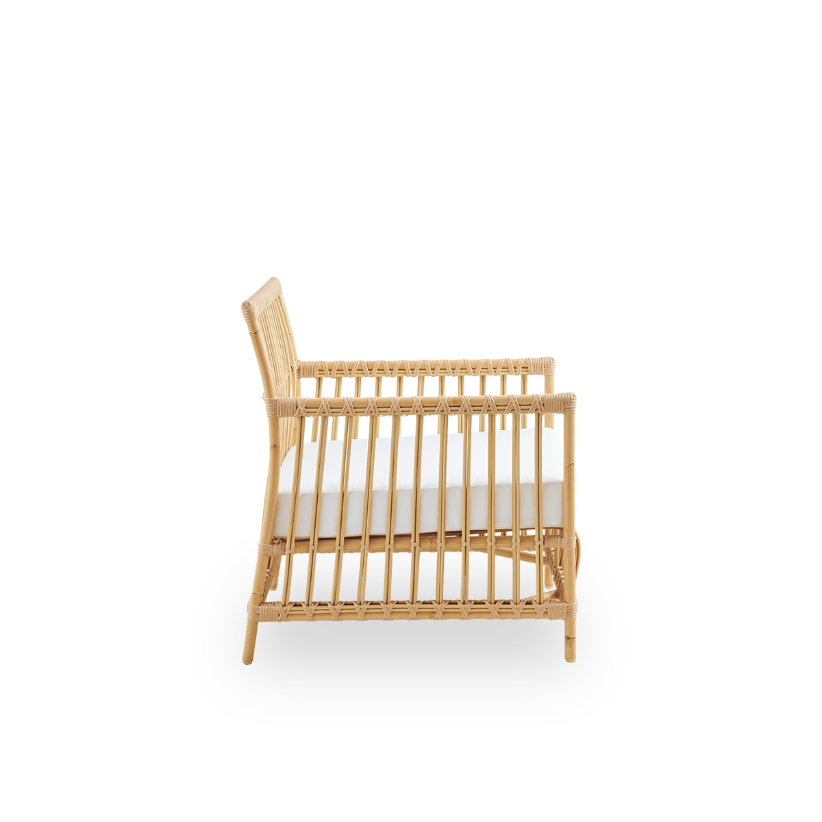 Simpel sidevisning af Caroline udendørs loungestol i farven Natural, håndmalet til at ligne rattan. Stolens ramme er lavet af aluminium med elegante ArtFibre-detaljer. Designet er minimalistisk og elegant.