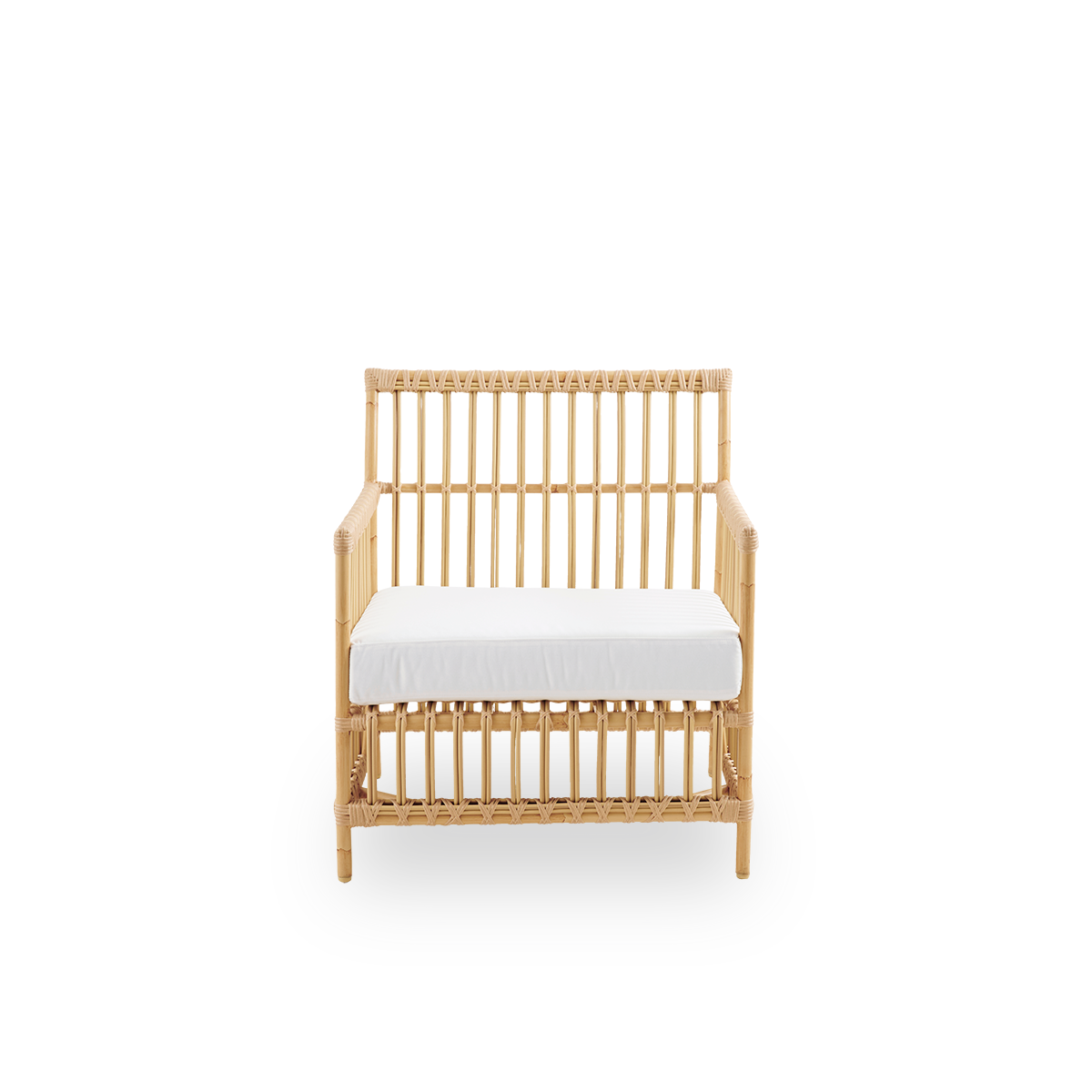 Ren front vinkel af Caroline Exterior loungestol i farven Natural, som er håndmalet for at ligne rattan. Stolens ramme er fremstillet af aluminium med elegante ArtFibre-detaljer. Designet er minimalistisk og elegant.