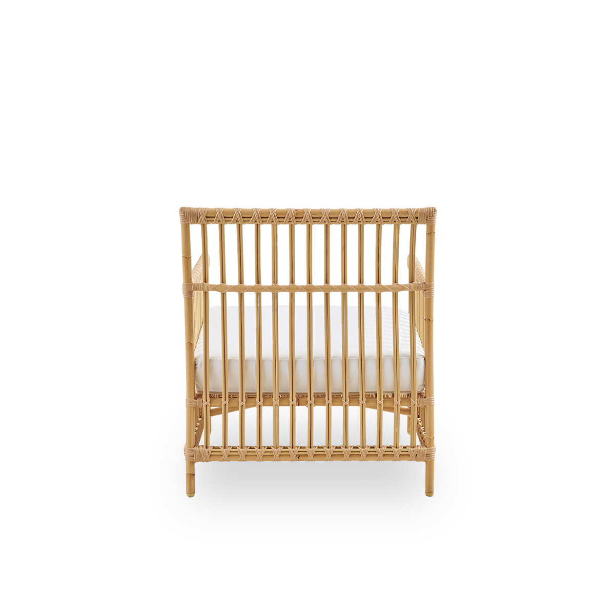 Bagfra vinkel af Caroline udendørs loungestol i farven natur, som er håndmalet for at ligne rattan. Stolens ramme er lavet af aluminium med elegante ArtFibre-detaljer. Designet er minimalistisk og elegant.