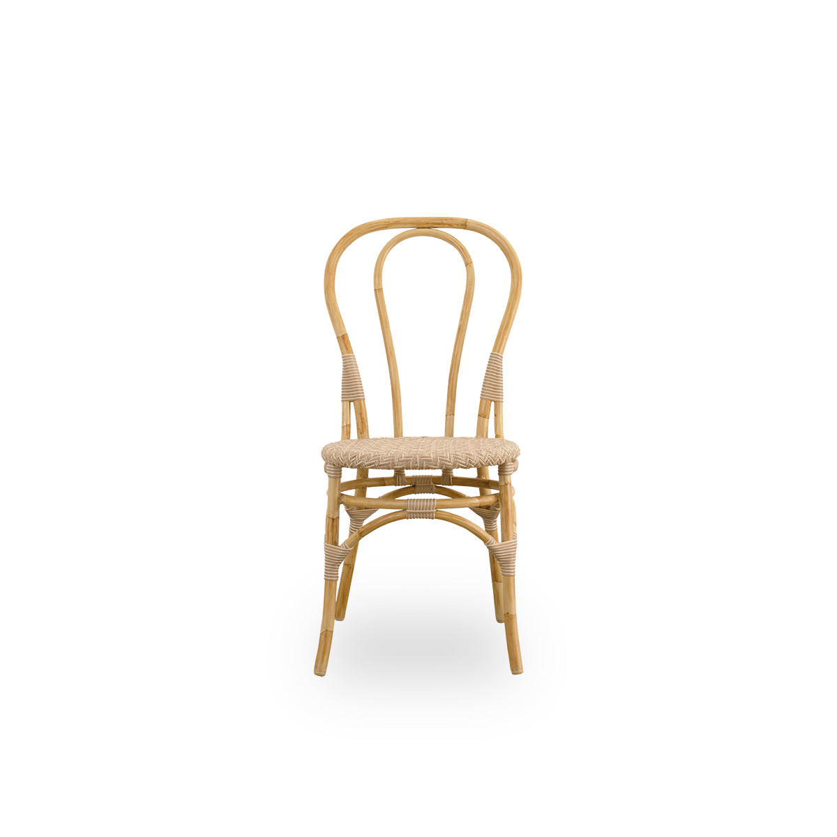 Ren front vinkel af Lulu Exterior spisestol – en let udendørs bistrostol med et rundt og enkelt ryglæn.
Fremstillet med en aluminiumsramme i håndmalet rattan-look med ArtFibre-fletninger.