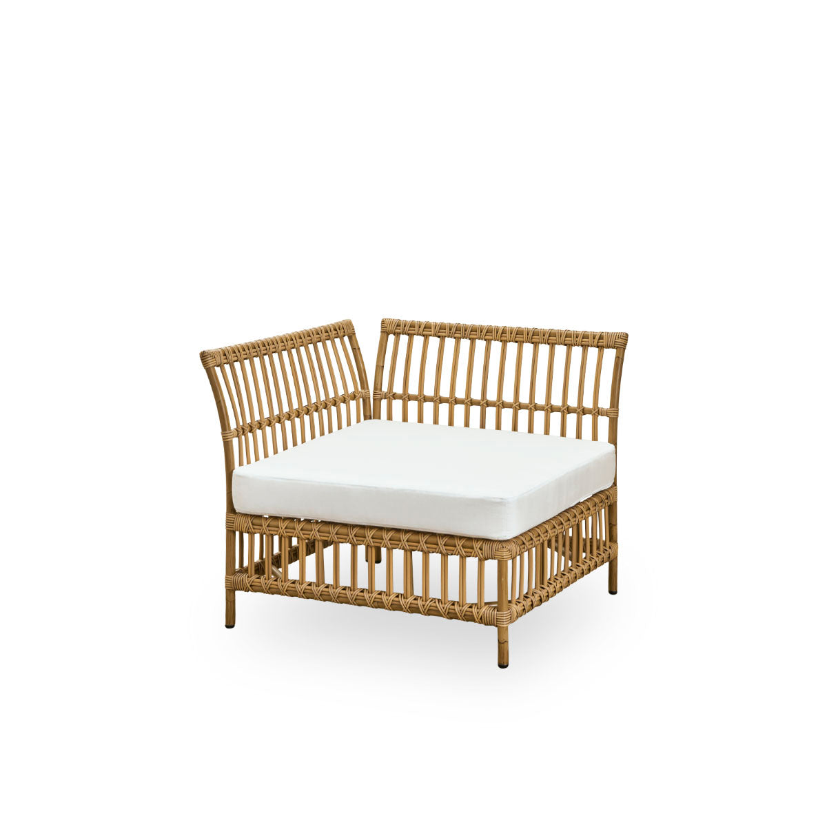 Side view af Maggie udendørs sofa hjørnemodul i Antique brown farve præsenteret med hvid sæde- og rygpude. Aluminiumsramme i håndmalet rattan-look med ArtFibre-omviklinger.