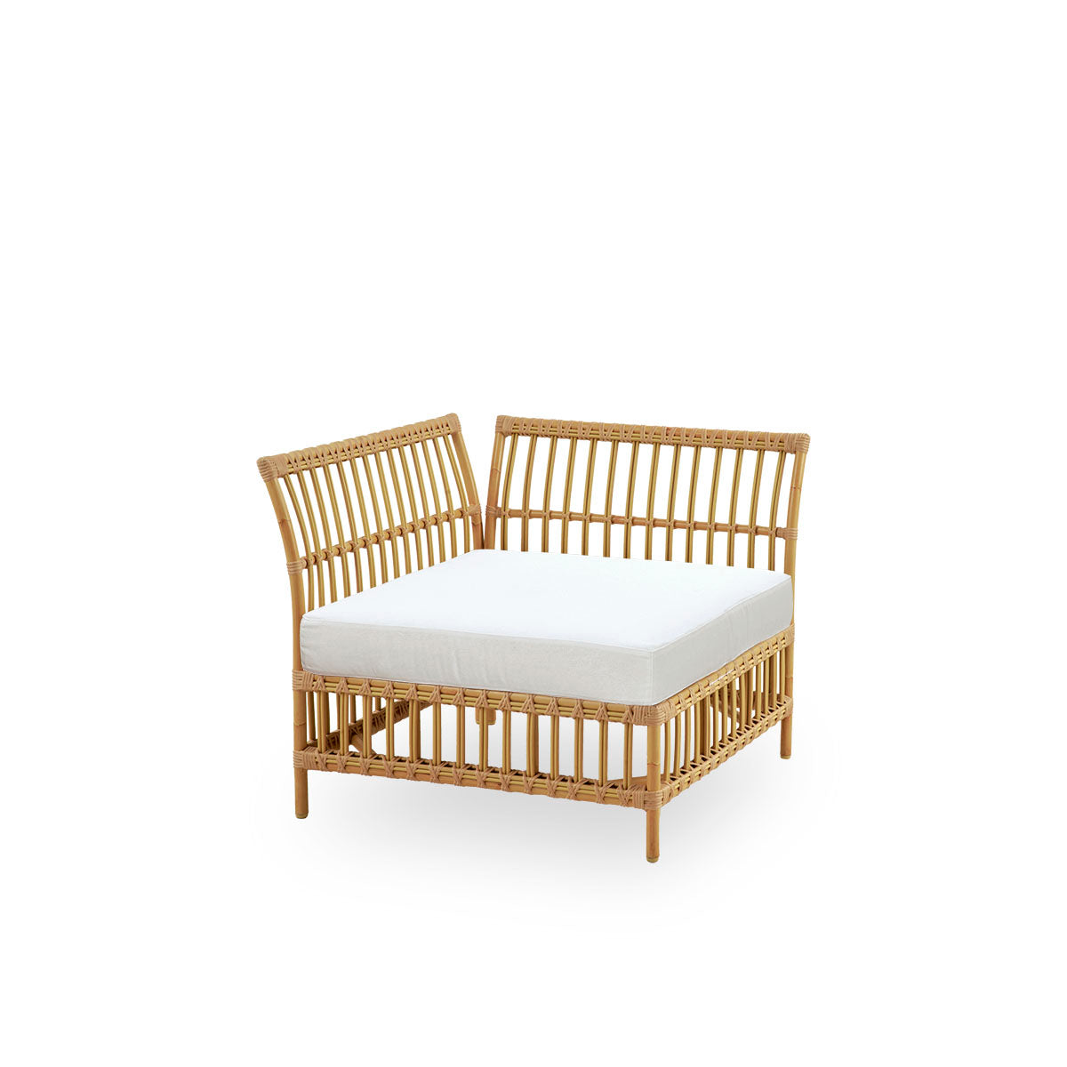 Side view af Maggie udendørs sofa hjørnemodul i Natural farve præsenteret med hvid sæde- og rygpude. Aluminiumsramme i håndmalet rattan-look med ArtFibre-omviklinger.
