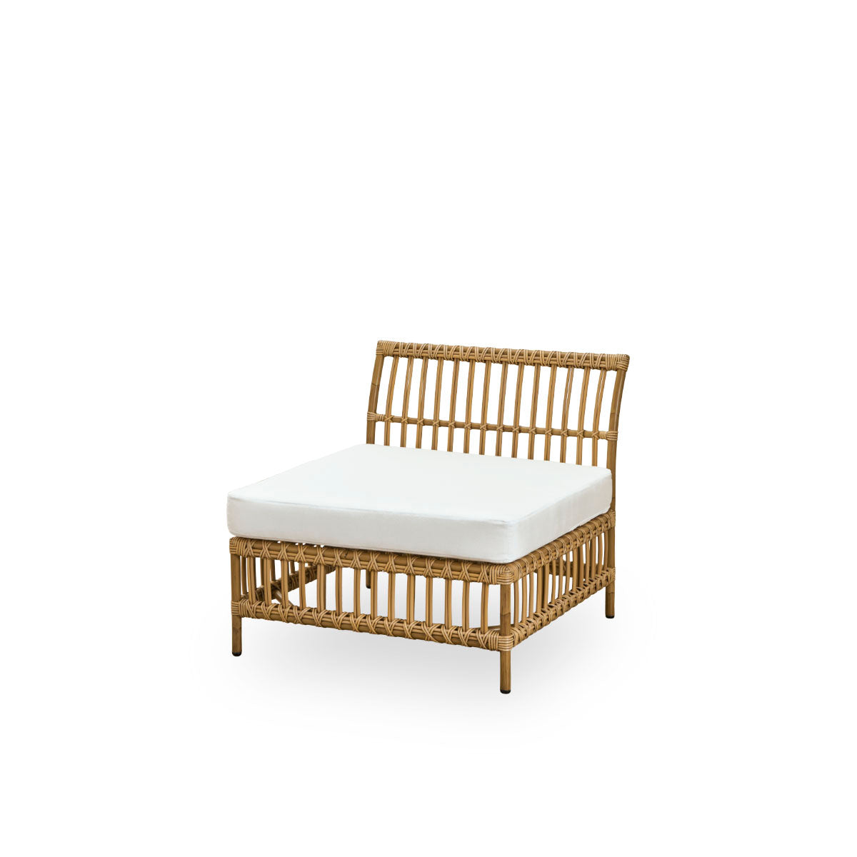 Side view af Maggie udendørs sofa midtermodul i Antique brown farve præsenteret med hvid sæde- og rygpude. Aluminiumsramme i håndmalet rattan-look med ArtFibre-omviklinger.