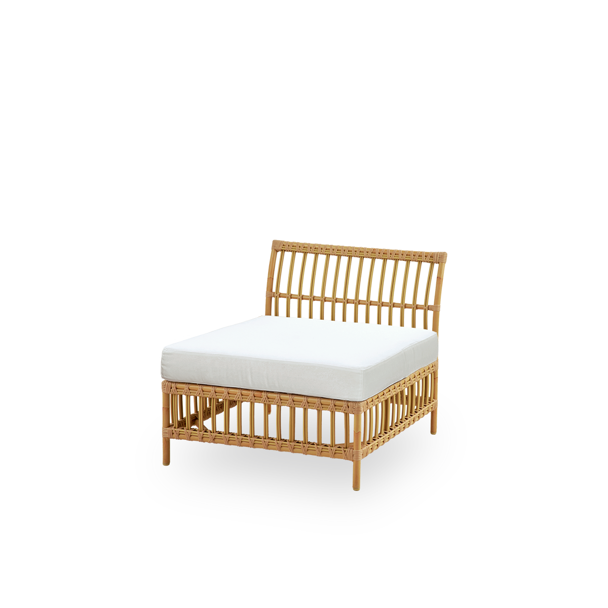 Side view af Maggie udendørs sofa midtermodul i Natural farve præsenteret med hvid sæde- og rygpude. Aluminiumsramme i håndmalet rattan-look med ArtFibre-omviklinger.