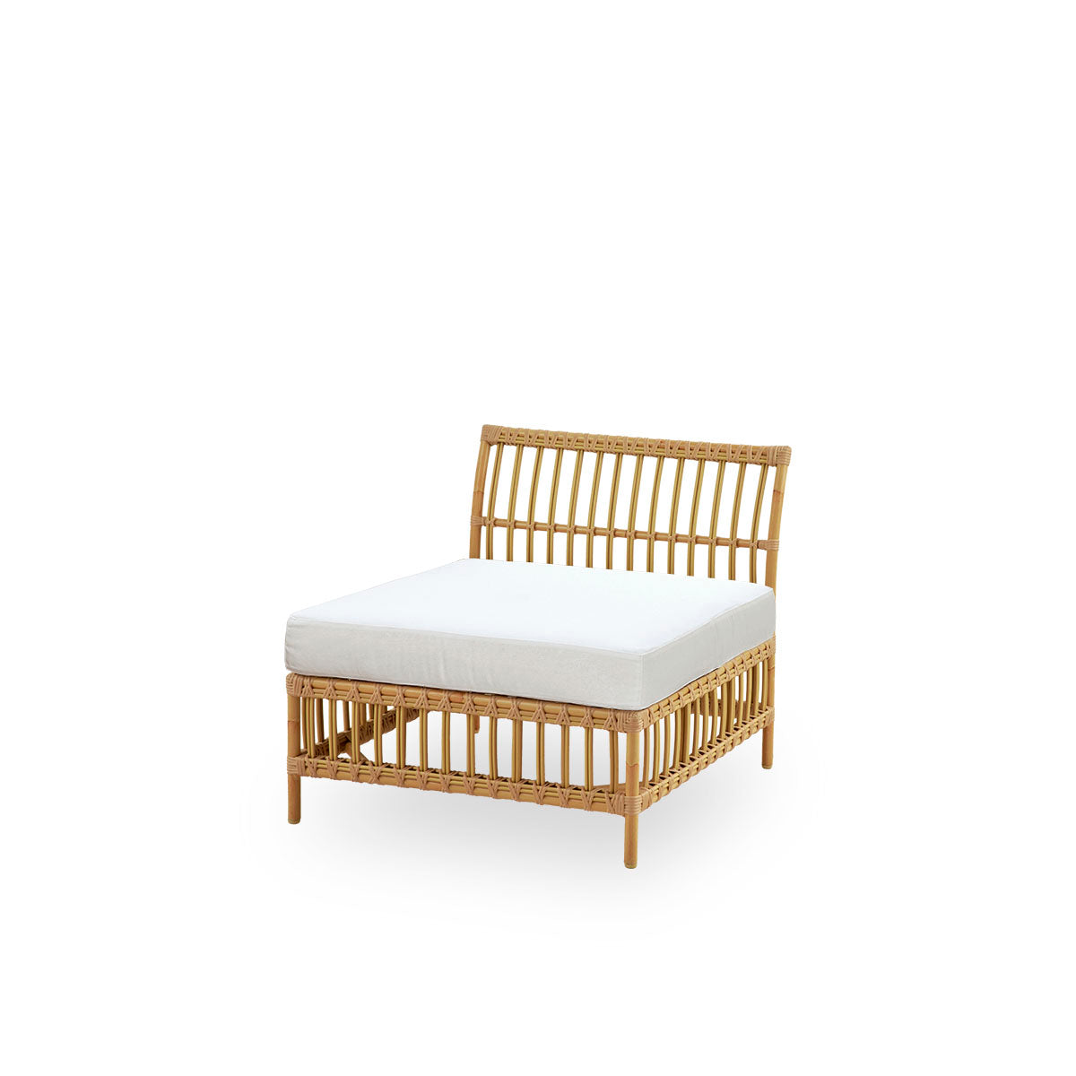 Side view af Maggie udendørs sofa midtermodul i Natural farve præsenteret med hvid sæde- og rygpude. Aluminiumsramme i håndmalet rattan-look med ArtFibre-omviklinger.