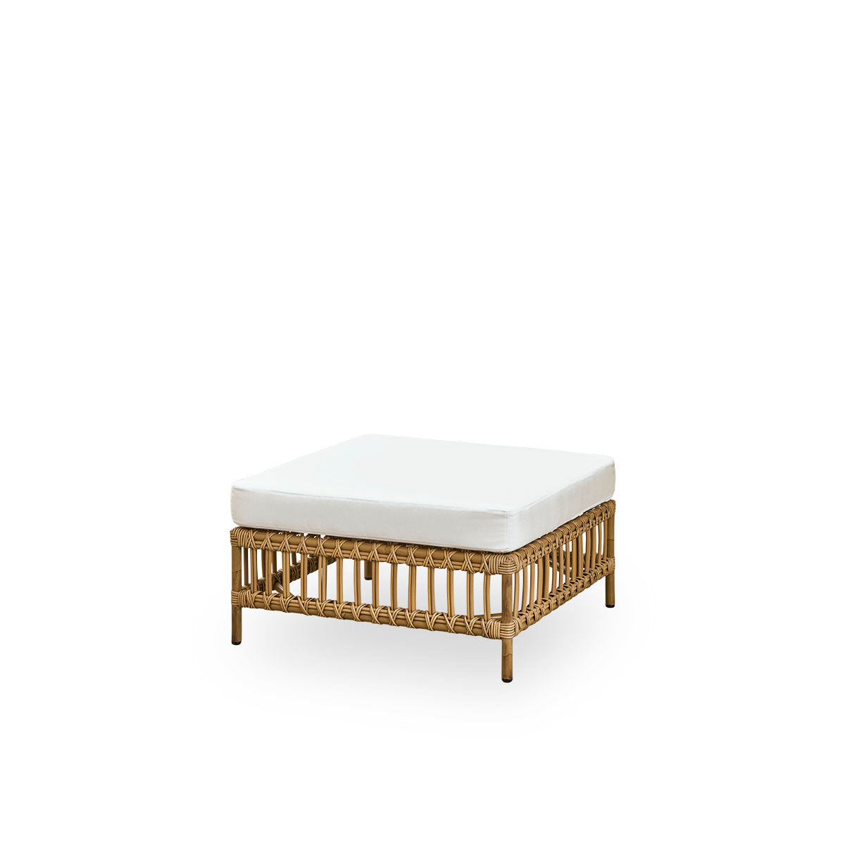 Side view af Maggie udendørs sofa puf-modul i Antique brown farve præsenteret med glasplade til brug som sidebord. Aluminiumsramme i håndmalet rattan-look med ArtFibre-omviklinger.