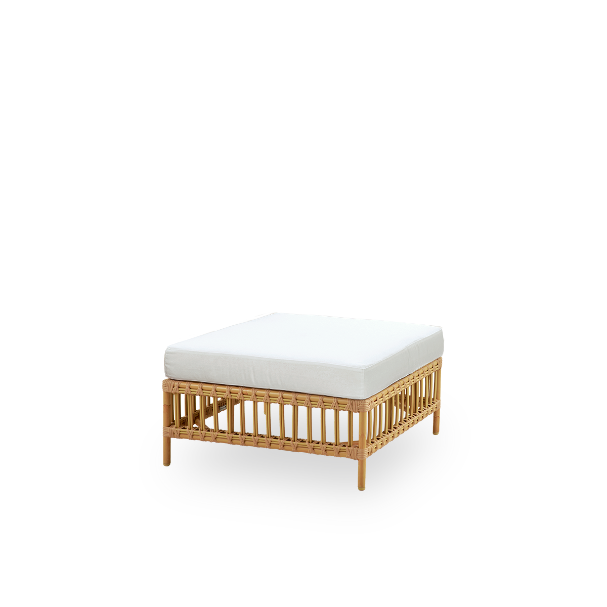Side view af Maggie udendørs sofa puf-modul i Natural farve præsenteret med glasplade til brug som sidebord. Aluminiumsramme i håndmalet rattan-look med ArtFibre-omviklinger.