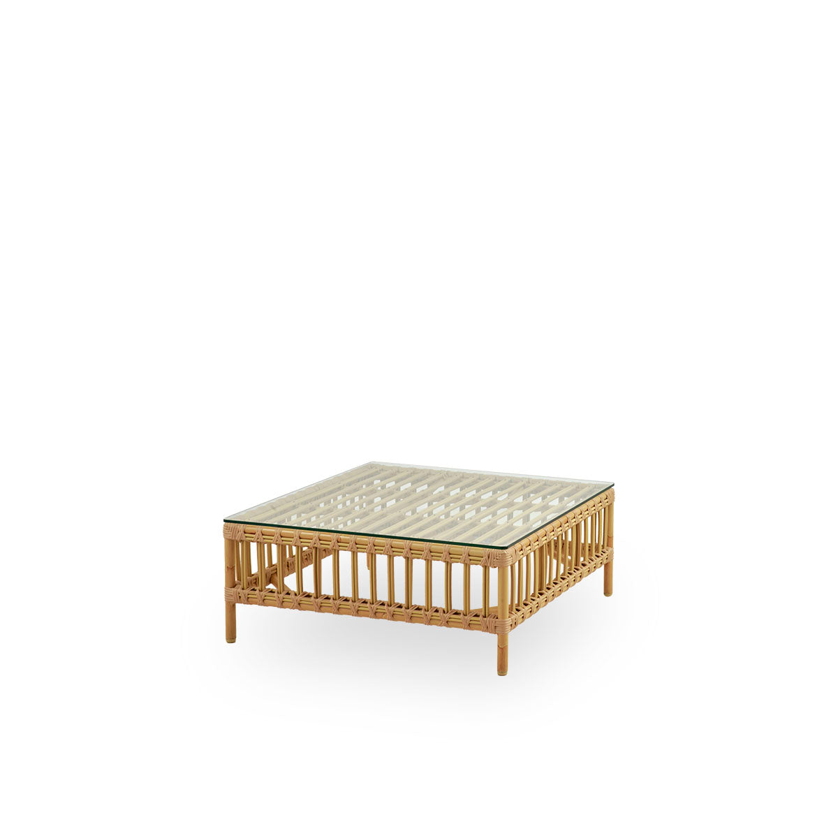 Side view af Maggie udendørs sofa puf-modul i Natural farve præsenteret med glasplade til brug som sidebord. Aluminiumsramme i håndmalet rattan-look med ArtFibre-omviklinger.