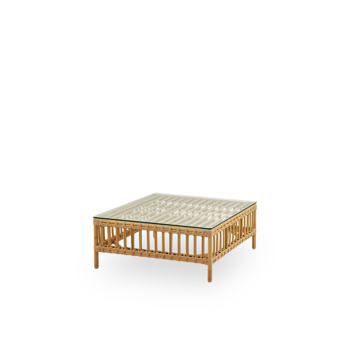 Side view af Maggie udendørs sofa puf-modul i Natural farve præsenteret med glasplade til brug som sidebord. Aluminiumsramme i håndmalet rattan-look med ArtFibre-omviklinger.