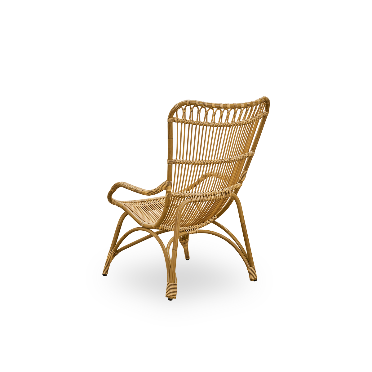 Bagfra vinkel af Monet udendørs loungestol med høj ryg og armlæn, præsenteret i farven natur. Aluminiumsramme i rattanlook med ArtFibre-flet.