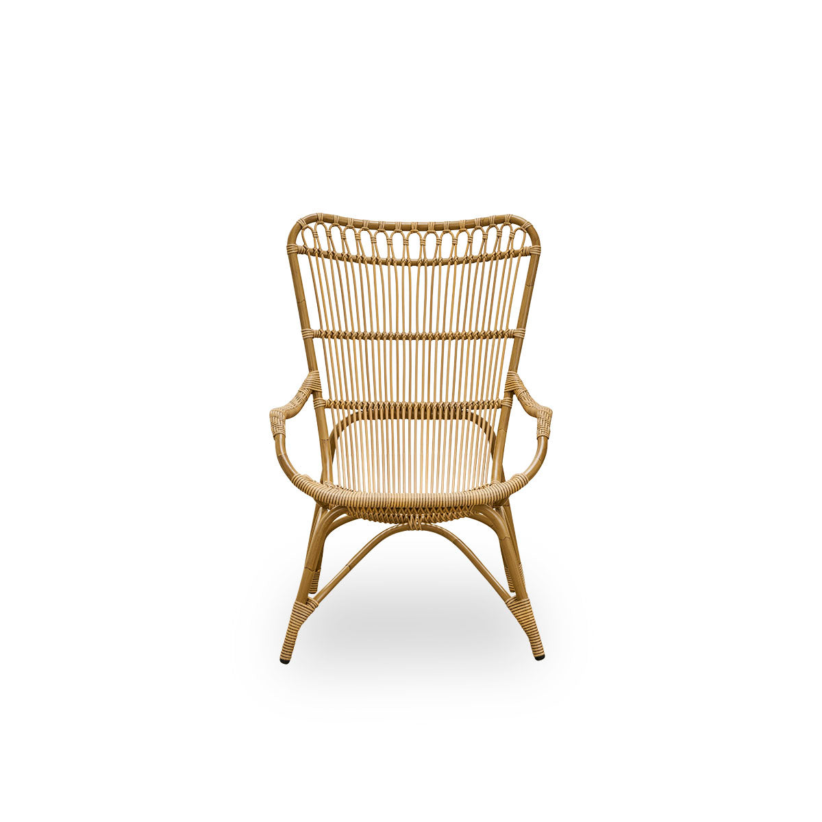 Front view of the Monet outdoor lounge chair with high backrest and armrests presented in natural color.
Aluminium frame in rattan look with ArtFibre windings.