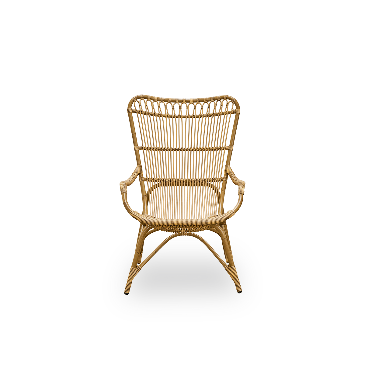 Ren front vinkel af Monet udendørs loungestol med høj ryg og armlæn, præsenteret i Natural farve.
Aluminiumsramme i rattan-look med ArtFibre-fletninger.