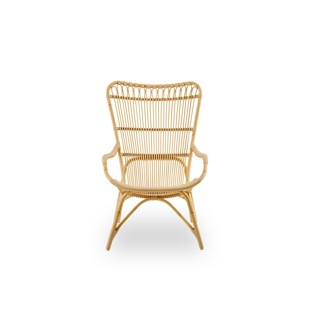 Ren front vinkel af Monet udendørs loungestol med høj ryg og armlæn, præsenteret i Natural farve.
Aluminiumsramme i rattan-look med ArtFibre-fletninger.