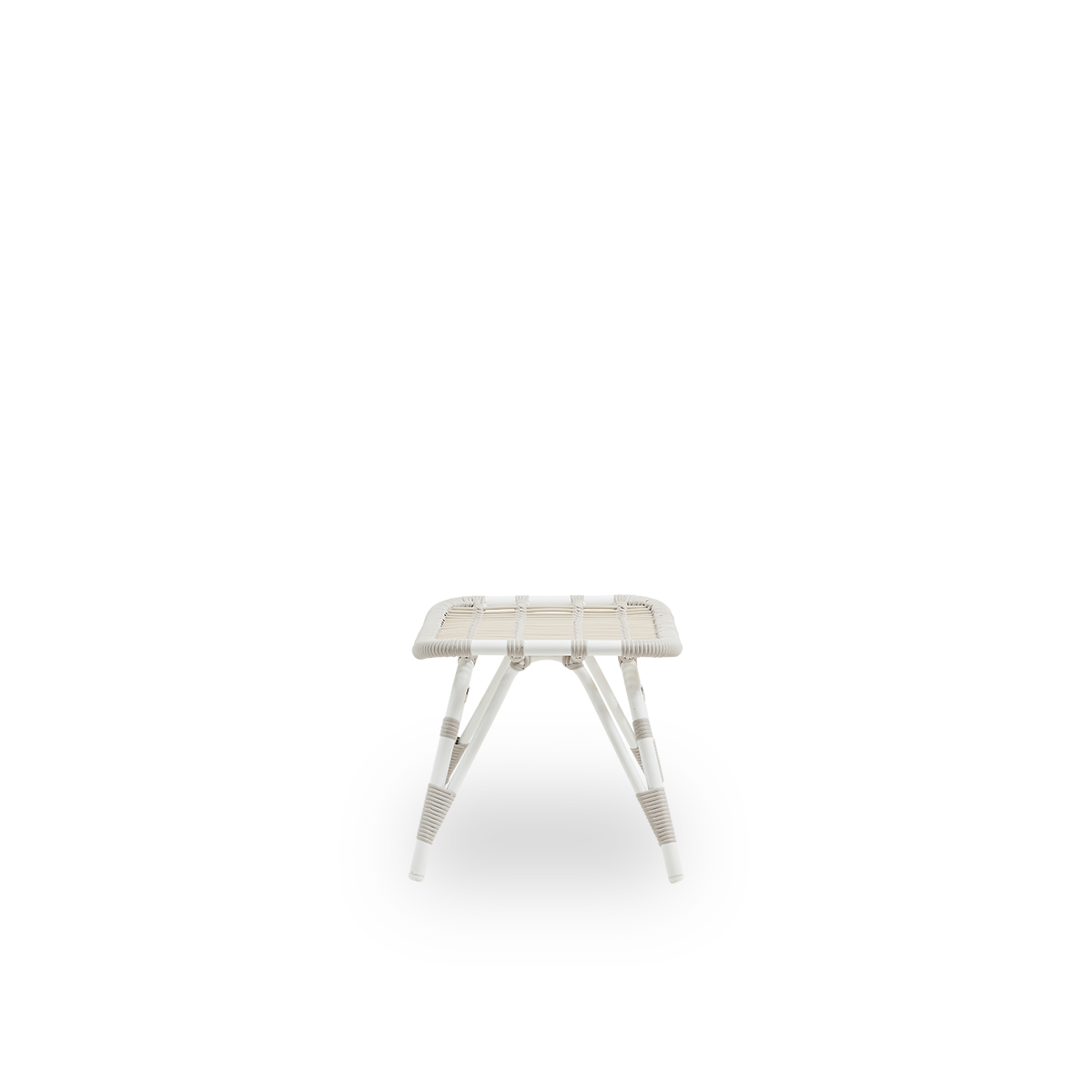 Ren sidevisning af Monet udendørs fodskammel i Dove White farve. Aluminiumsramme med ArtFibre-fletninger.