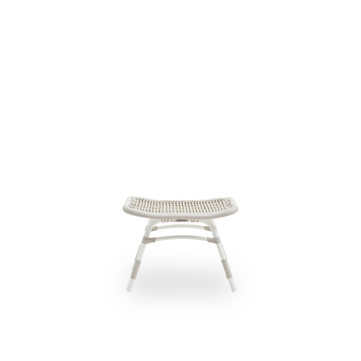 Ren front vinkel af Monet udendørs fodskammel i farven Dove White.
Aluminiumsramme med ArtFibre-fletninger.