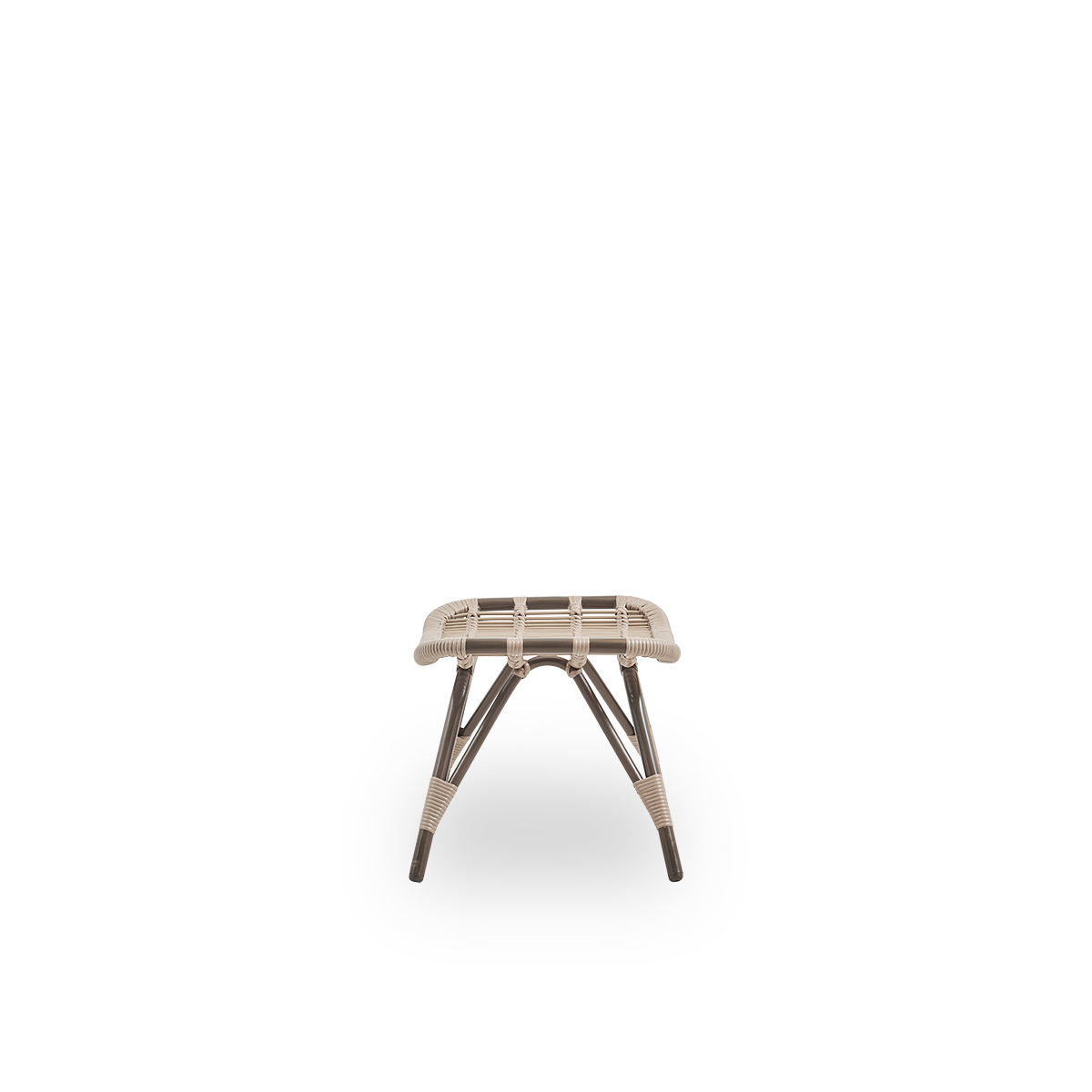 Ren sidevisning af Monet udendørs fodskammel i farven Moccaccino. Aluminiumsramme med ArtFibre-bindinger.