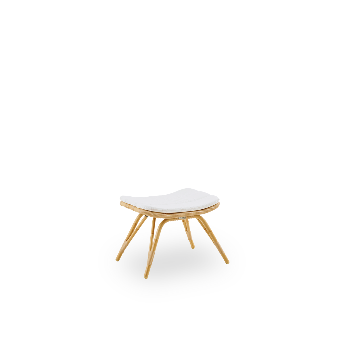 Side view af Monet udendørs fodskammel i Natural farve. Aluminiumsramme i rattan-look med ArtFibre-omviklinger.