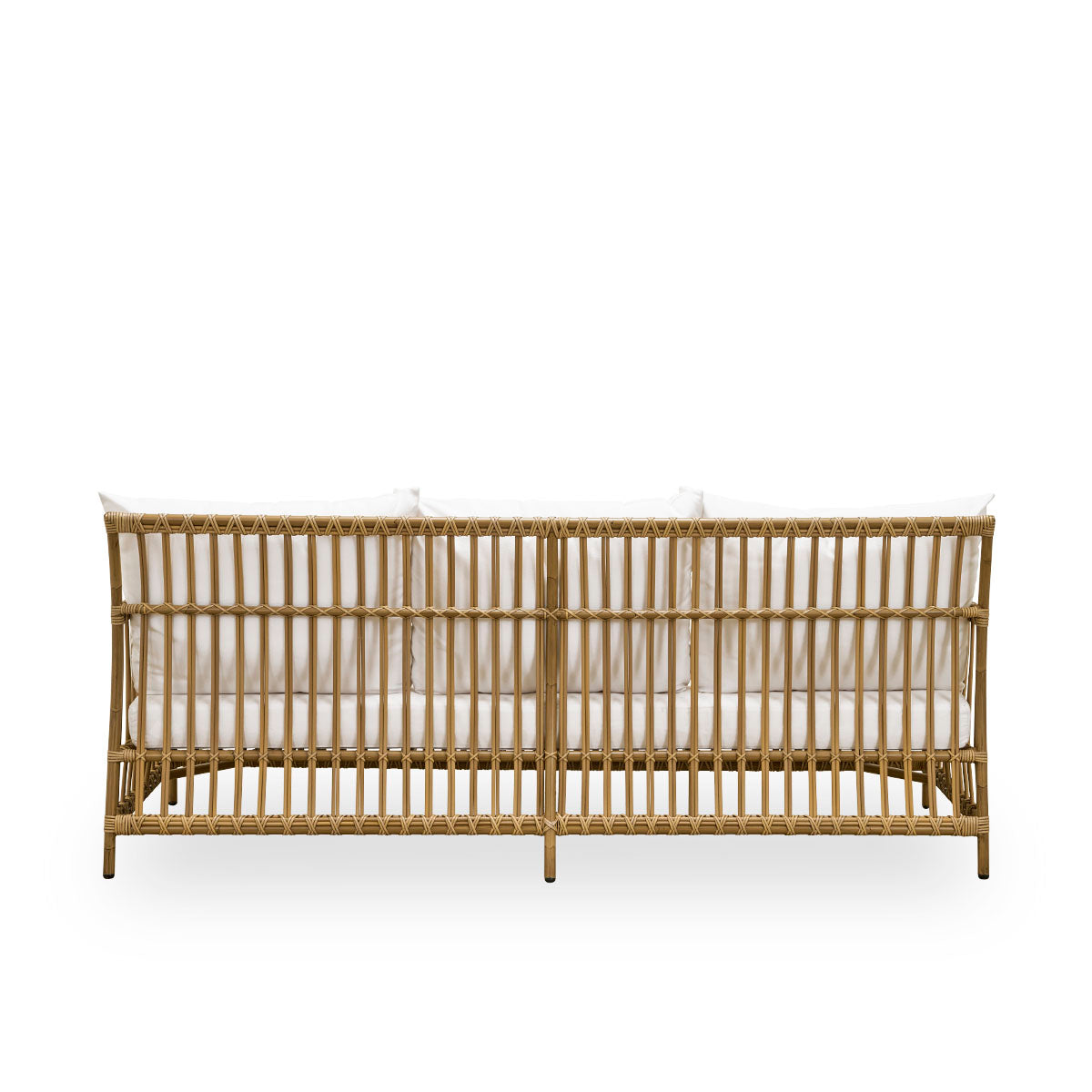 Bagfra vinkel af Caroline udendørs 3-personers sofa i farven antik, et simpelt og elegant dansk design. Aluminiumsramme i rattanlook med ArtFibre-bindinger.