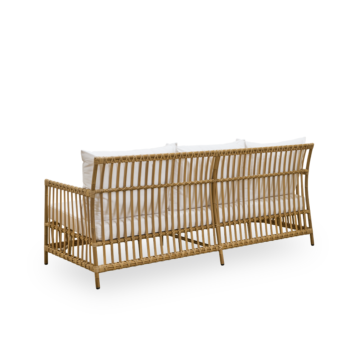 Bagfra vinkel af Caroline udendørs 3-personers sofa i farven antik, et simpelt og elegant dansk design. Aluminiumsramme i rattanlook med ArtFibre-bindinger.