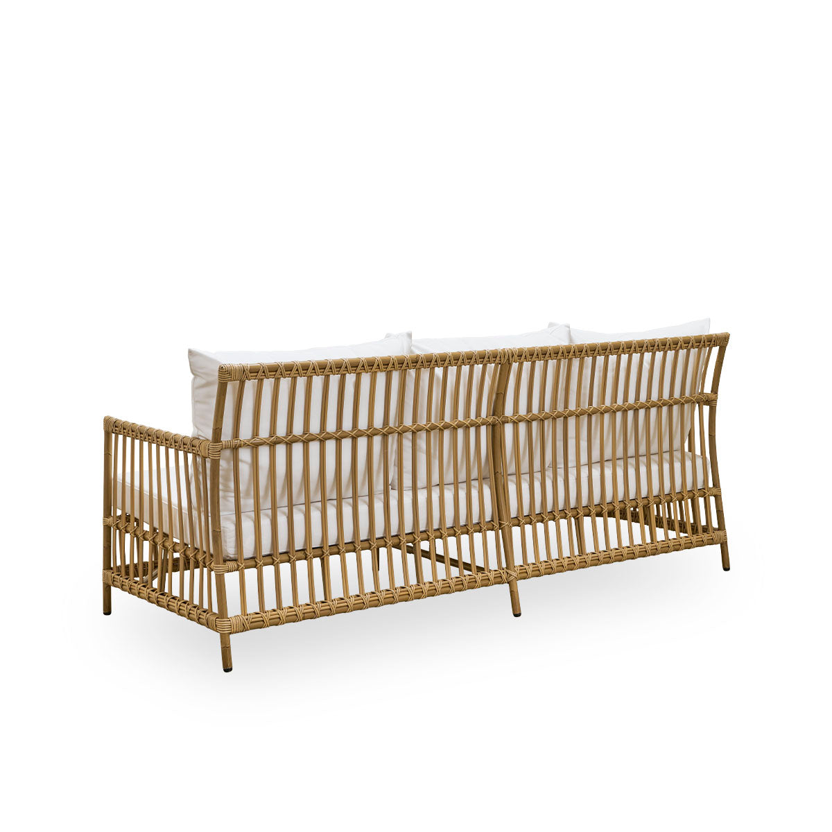 Bagfra vinkel af Caroline udendørs 3-personers sofa i farven antik, et simpelt og elegant dansk design. Aluminiumsramme i rattanlook med ArtFibre-bindinger.