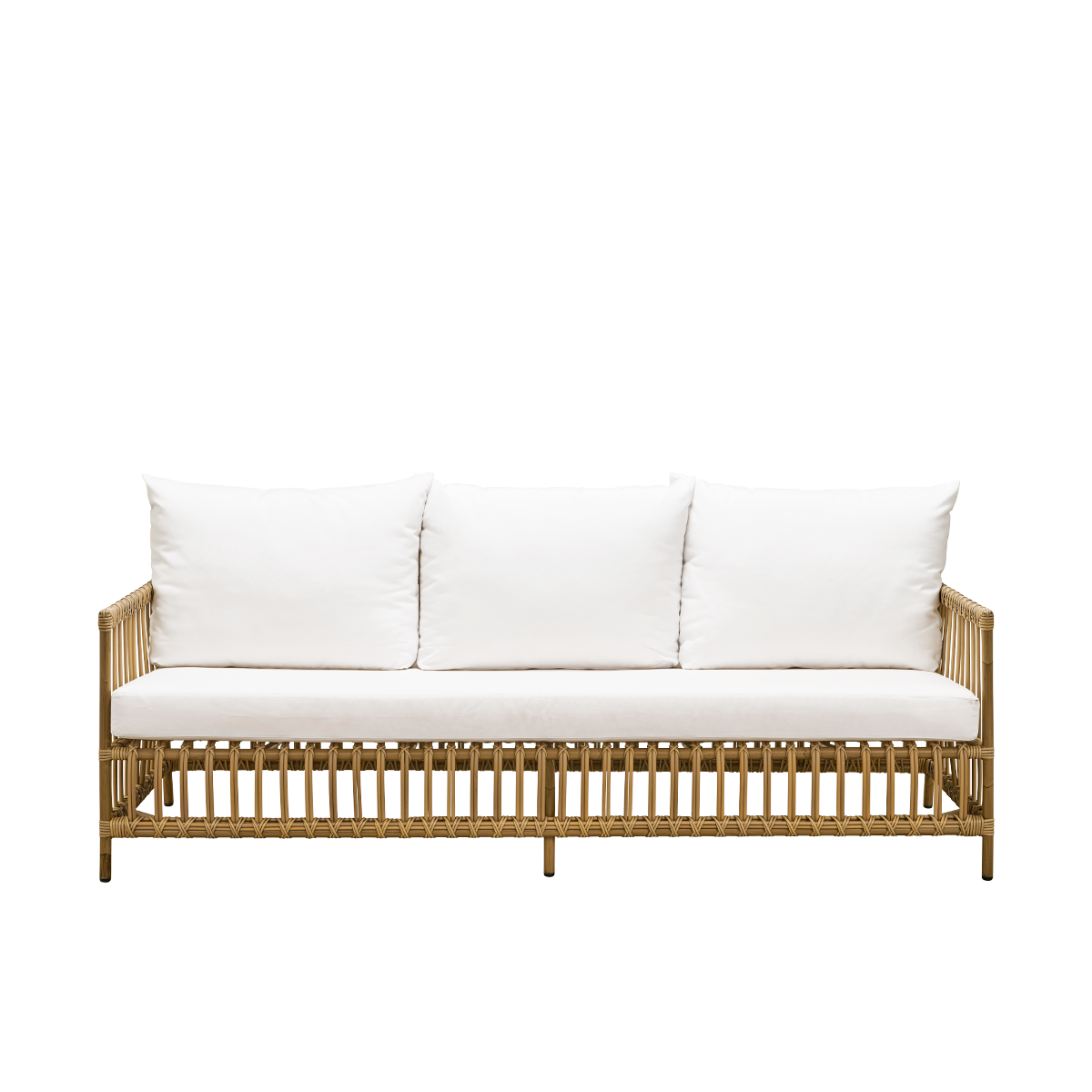 Ren front vinkel af Caroline udendørs 3-personers sofa i farven Antique, et simpelt og elegant dansk design. Aluminiumsramme i rattan-look med ArtFibre-bindinger.