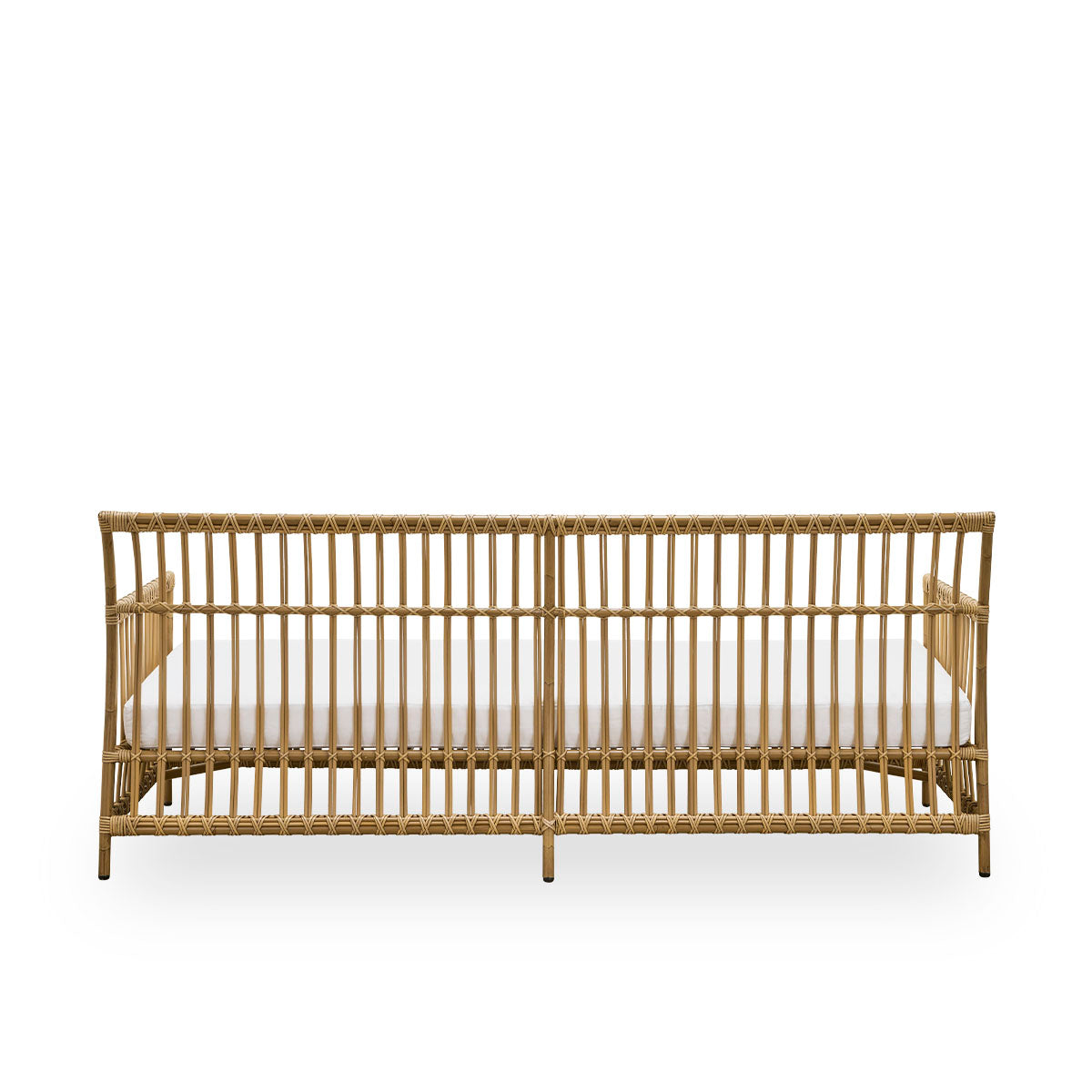 Bagfra vinkel af Caroline udendørs 3-personers sofa i farven antik, et simpelt og elegant dansk design. Aluminiumsramme i rattanlook med ArtFibre-bindinger.