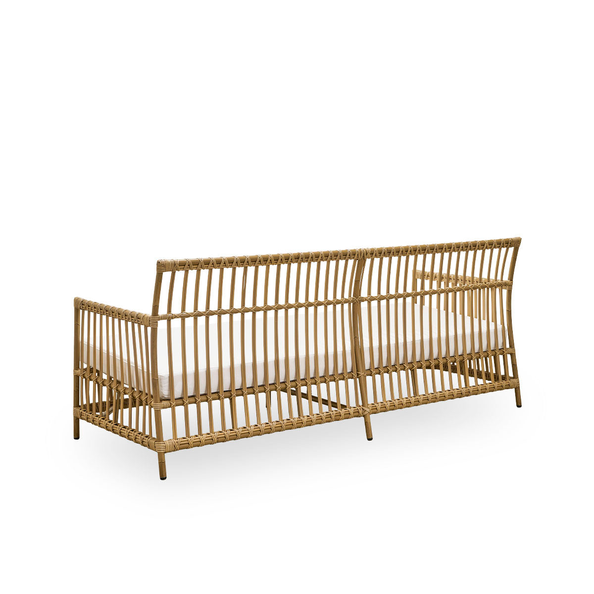 Bagfra vinkel af Caroline udendørs 3-personers sofa i farven antik, et simpelt og elegant dansk design. Aluminiumsramme i rattanlook med ArtFibre-bindinger.