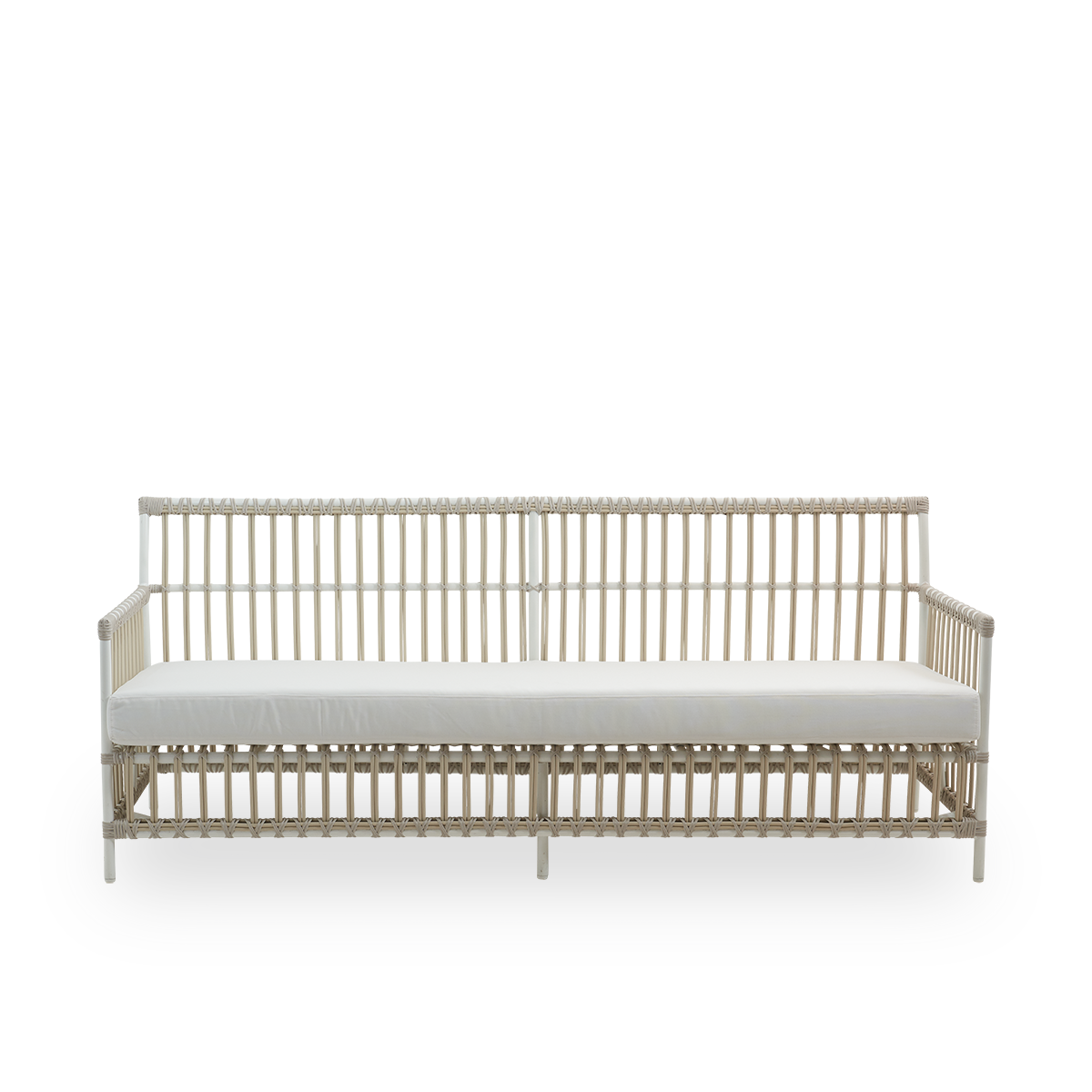 Ren front vinkel af Caroline udendørs 3-personers sofa i farven Dove White, et simpelt og elegant dansk design. Aluminiumsramme med ArtFibre-bindinger.