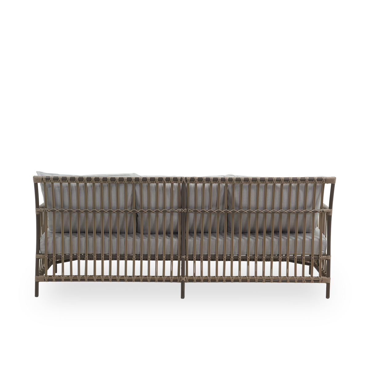 Bagfra vinkel af Caroline udendørs 3-personers sofa i farven Moccaccino, et simpelt og elegant dansk design. Aluminiumsramme med ArtFibre-bindinger.