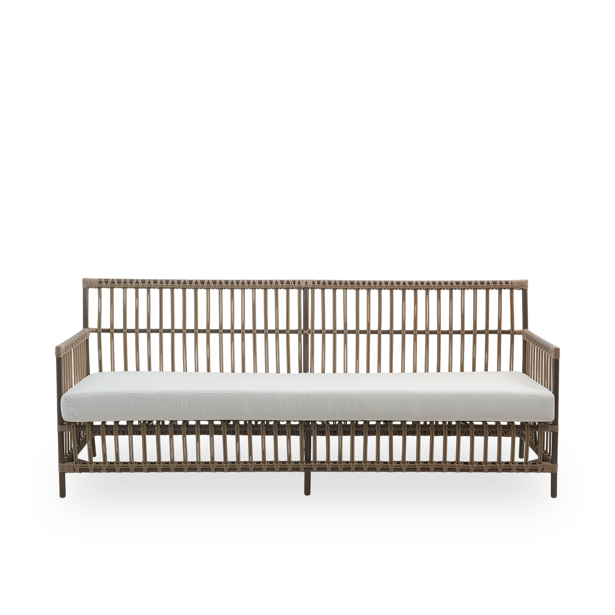 Ren front vinkel af Caroline udendørs 3-personers sofa i farven Moccaccino, et simpelt og elegant dansk design. Aluminiumsramme med ArtFibre-bindinger.