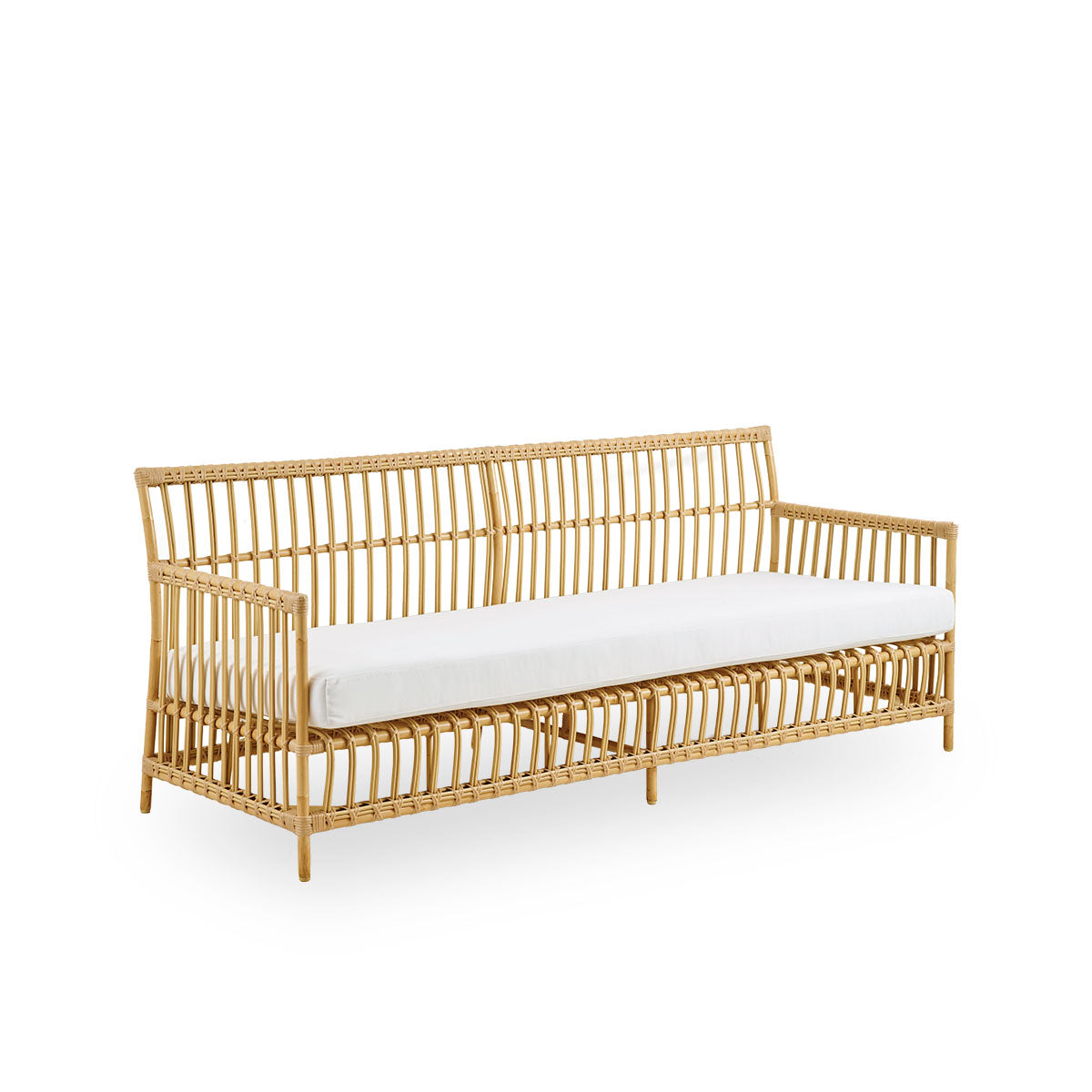 Side view af Caroline udendørs 3-personers sofa i farven Natural, med enkelt og elegant dansk design. Aluminiumsramme i rattan-look med ArtFibre-fletninger.