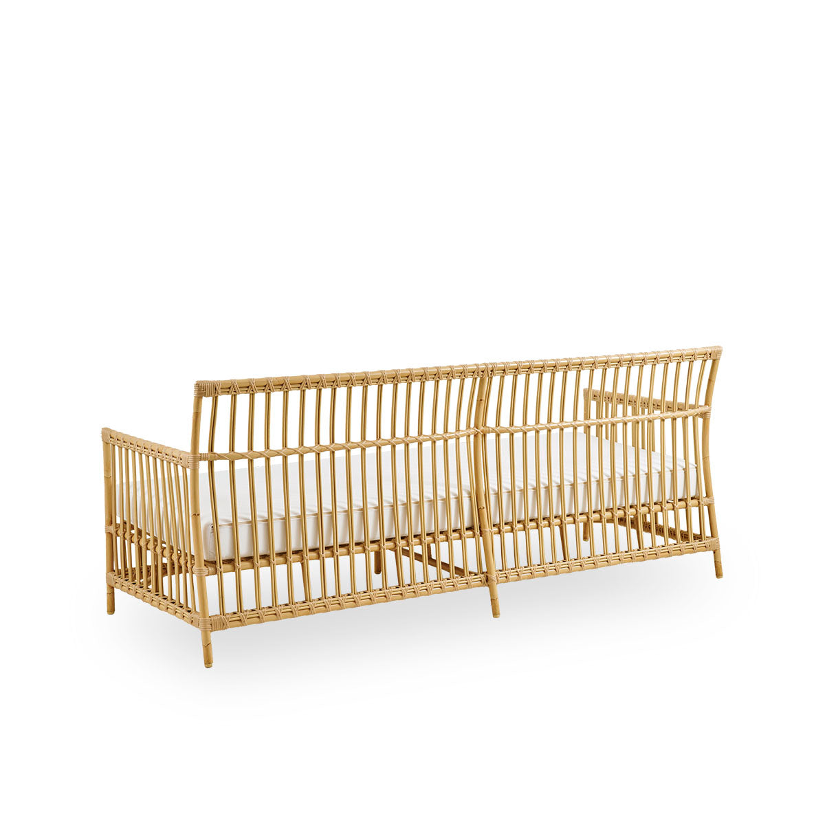 Bagfra vinkel af Caroline udendørs 3-personers sofa i farven natur, et simpelt og elegant dansk design. Aluminiumsramme i rattanlook med ArtFibre-bindinger.
