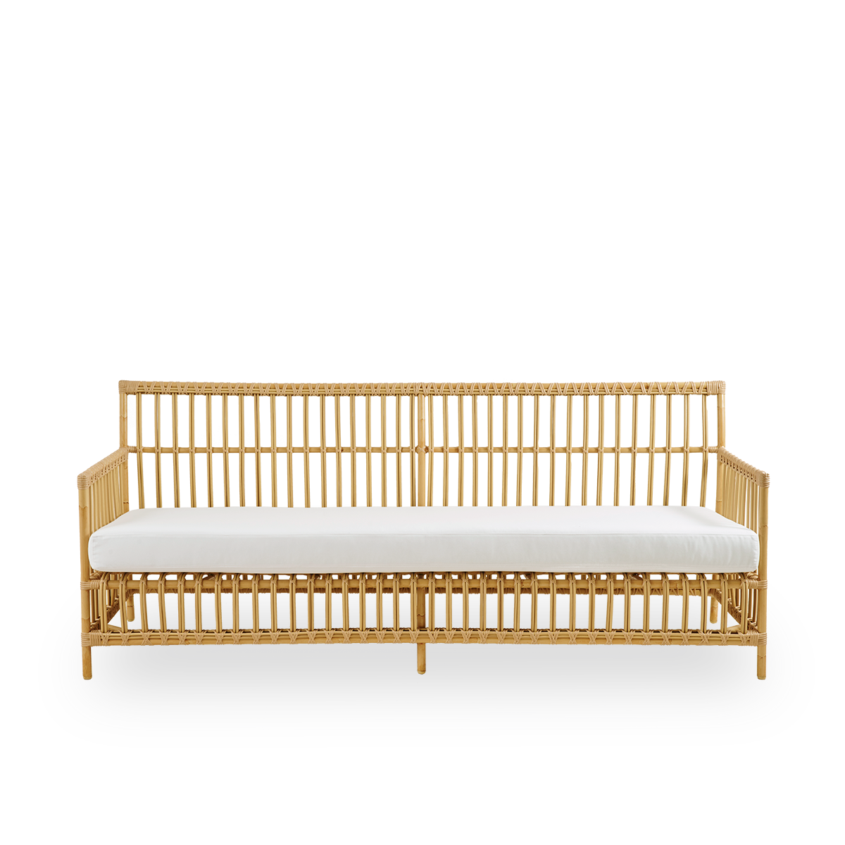 Ren front vinkel af Caroline udendørs 3-personers sofa i farven Natural, et simpelt og elegant dansk design. Aluminiumsramme i rattan-look med ArtFibre-bindinger.