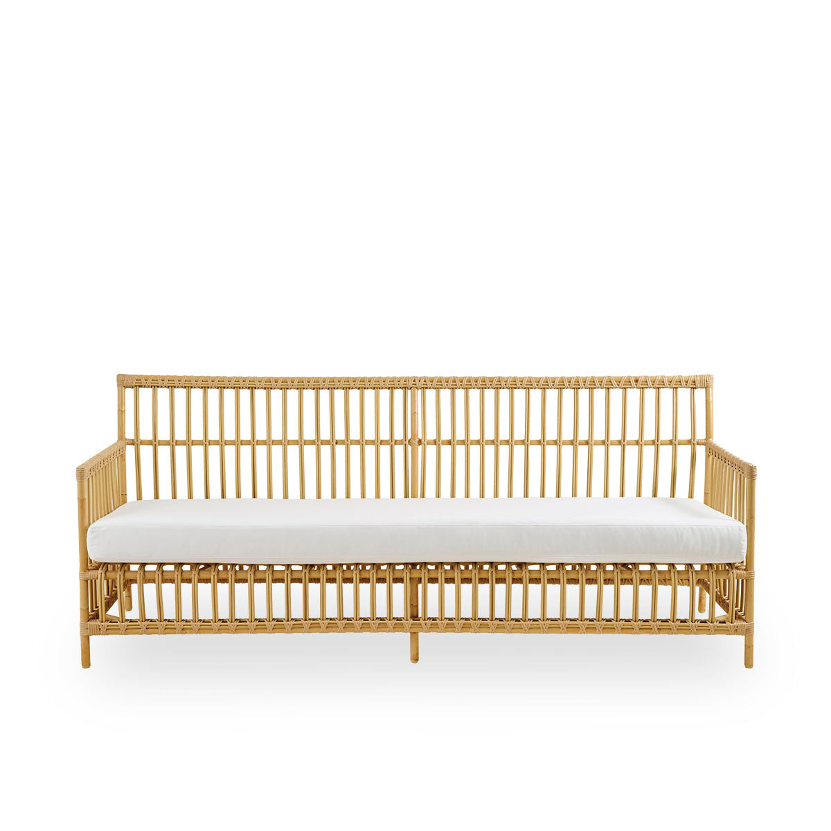 Ren front vinkel af Caroline udendørs 3-personers sofa i farven Natural, et simpelt og elegant dansk design. Aluminiumsramme i rattan-look med ArtFibre-bindinger.