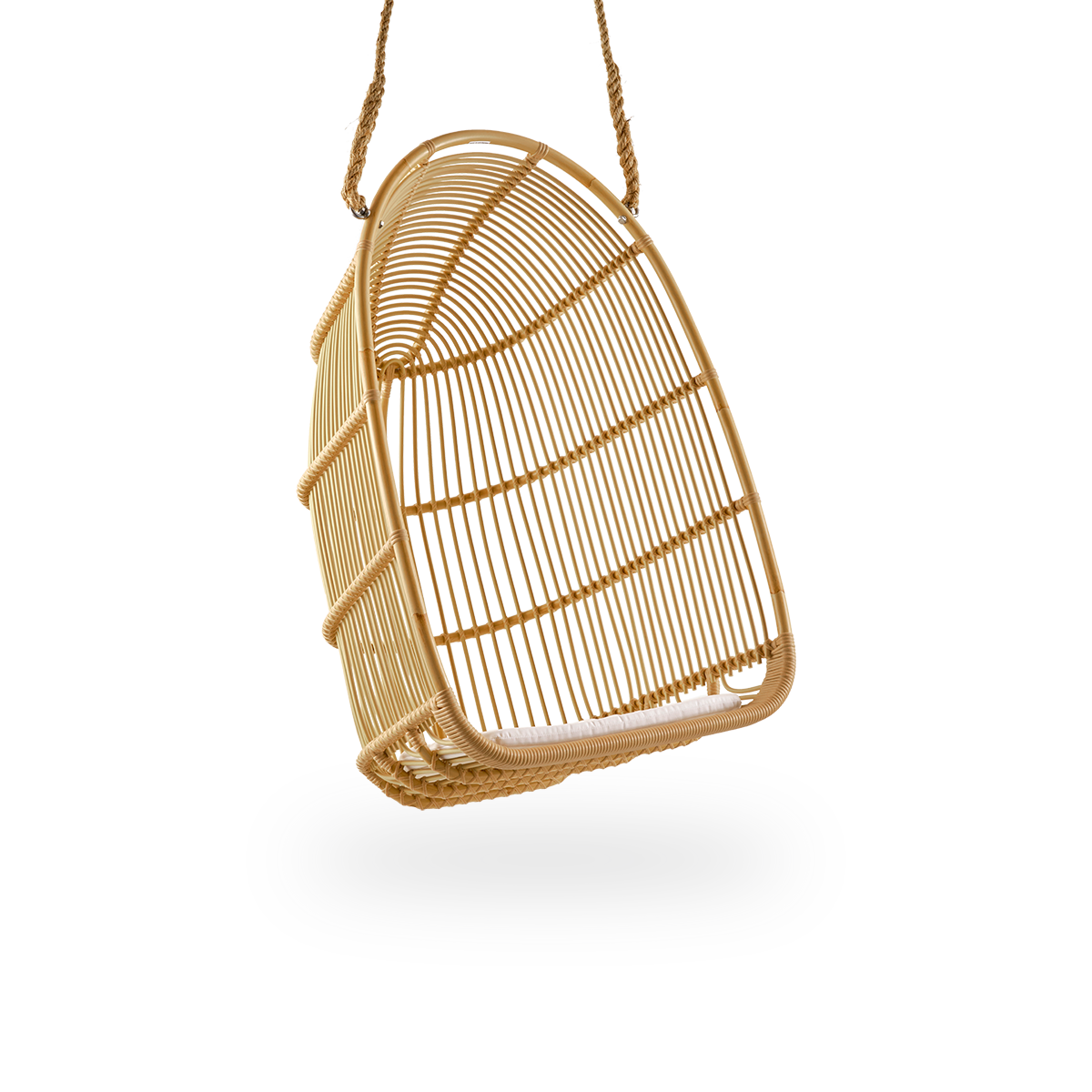 Side view af Renoir udendørs hængestol. Blød, omsluttende form med medfølgende reb til ophængning. Aluminiumsramme i rattan-look med ArtFibre-omviklinger.