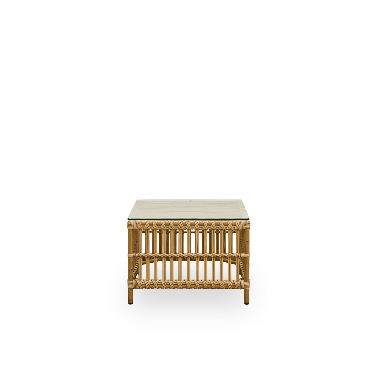 Ren front vinkel af Caroline Exterior sidebord i farven Antique, der ligner rattan med brunlige nuancer. Et lille, firkantet udendørs sidebord, der tilbyder enestående styrke og holdbarhed. Rammen er fremstillet af aluminium med elegante ArtFibre-detaljer