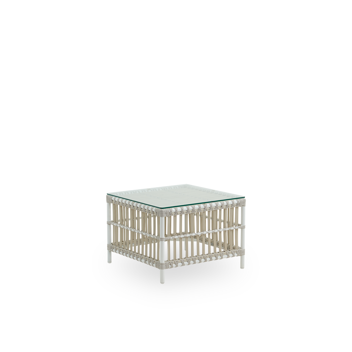 Side view af Caroline udendørs sidebord i farven Dove White. Et lille, elegant udendørs sidebord med unik styrke og holdbarhed. Bordets ramme er lavet af aluminium med elegante ArtFibre-detaljer.