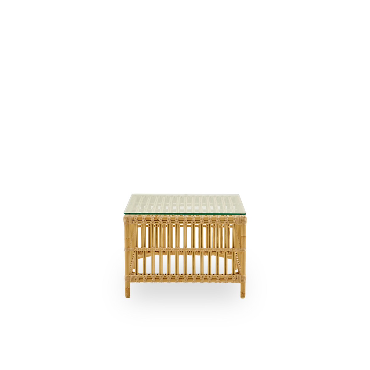 Ren sidevisning af The Caroline Exterior sidebord i farven Natural, der ligner rattan. Et lille, elegant udendørs sidebord, der tilbyder unik styrke og holdbarhed. Rammen er lavet af aluminium med elegante ArtFibre-detaljer.