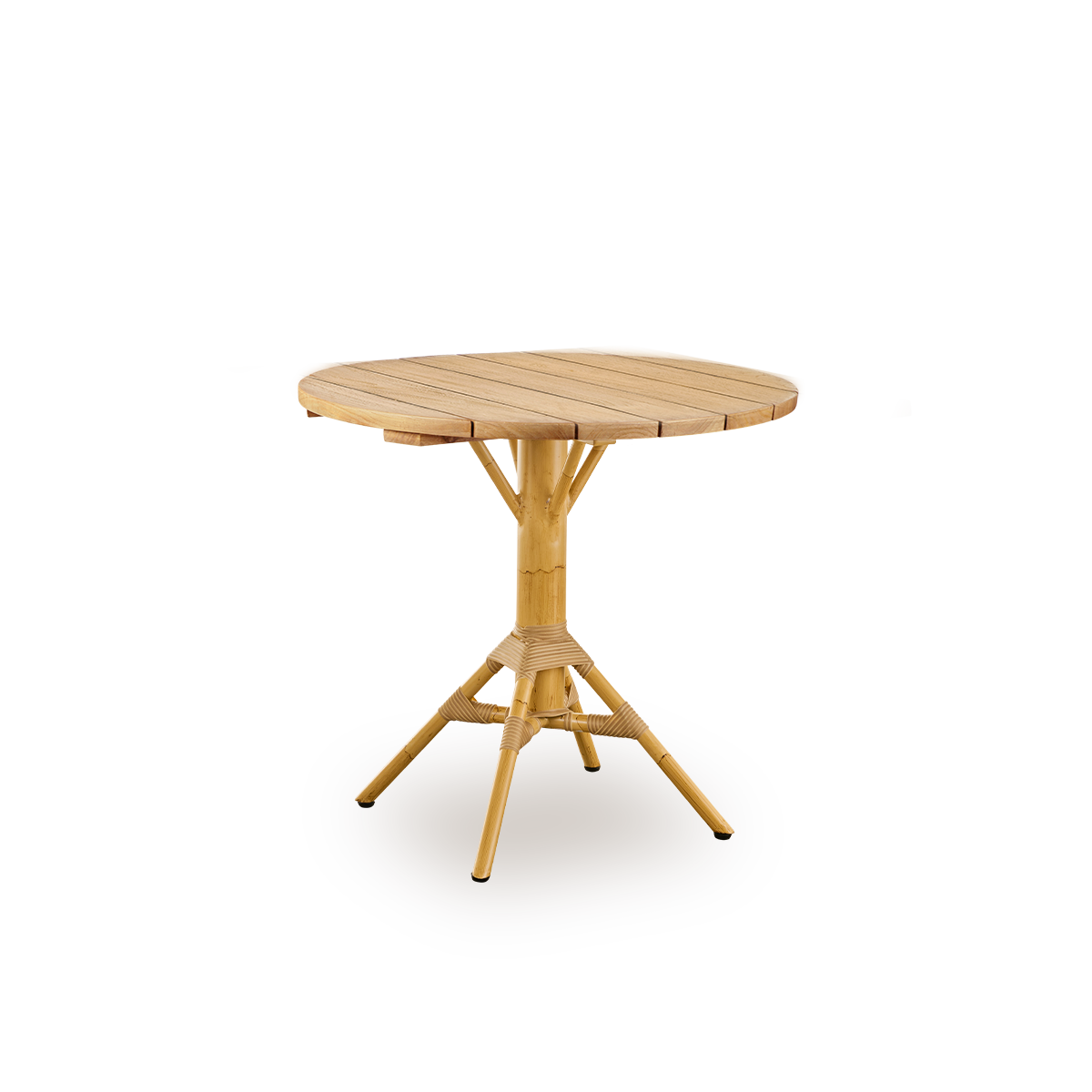 Dette er et livsstilsbillede af Nicole Cafébord Teak Ø80 cm i natural aluminium ArtFibre. Gårdhave med stole under tegltagsudhæng.