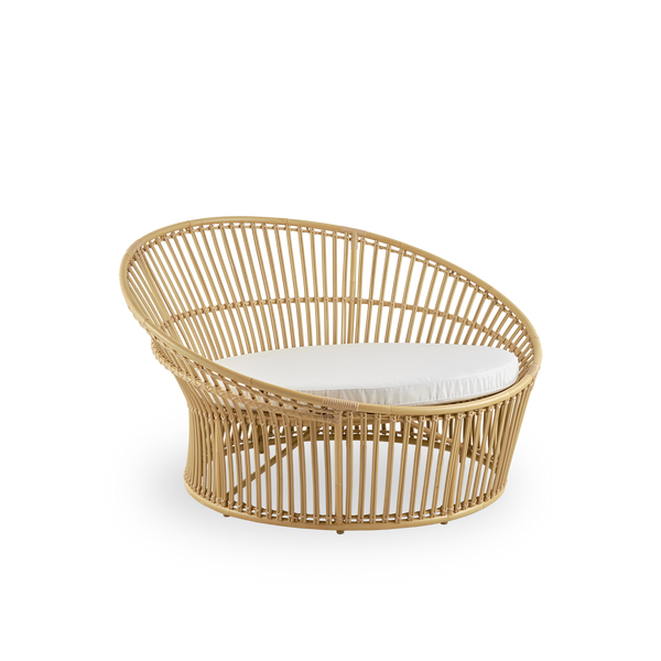 Side view af Olympia Nest Exterior, luksuriøst dansk design udendørs kærlighedsnest med åben fletning og buet ryg. Aluminiumsramme i rattan-look med ArtFibre-omviklinger.