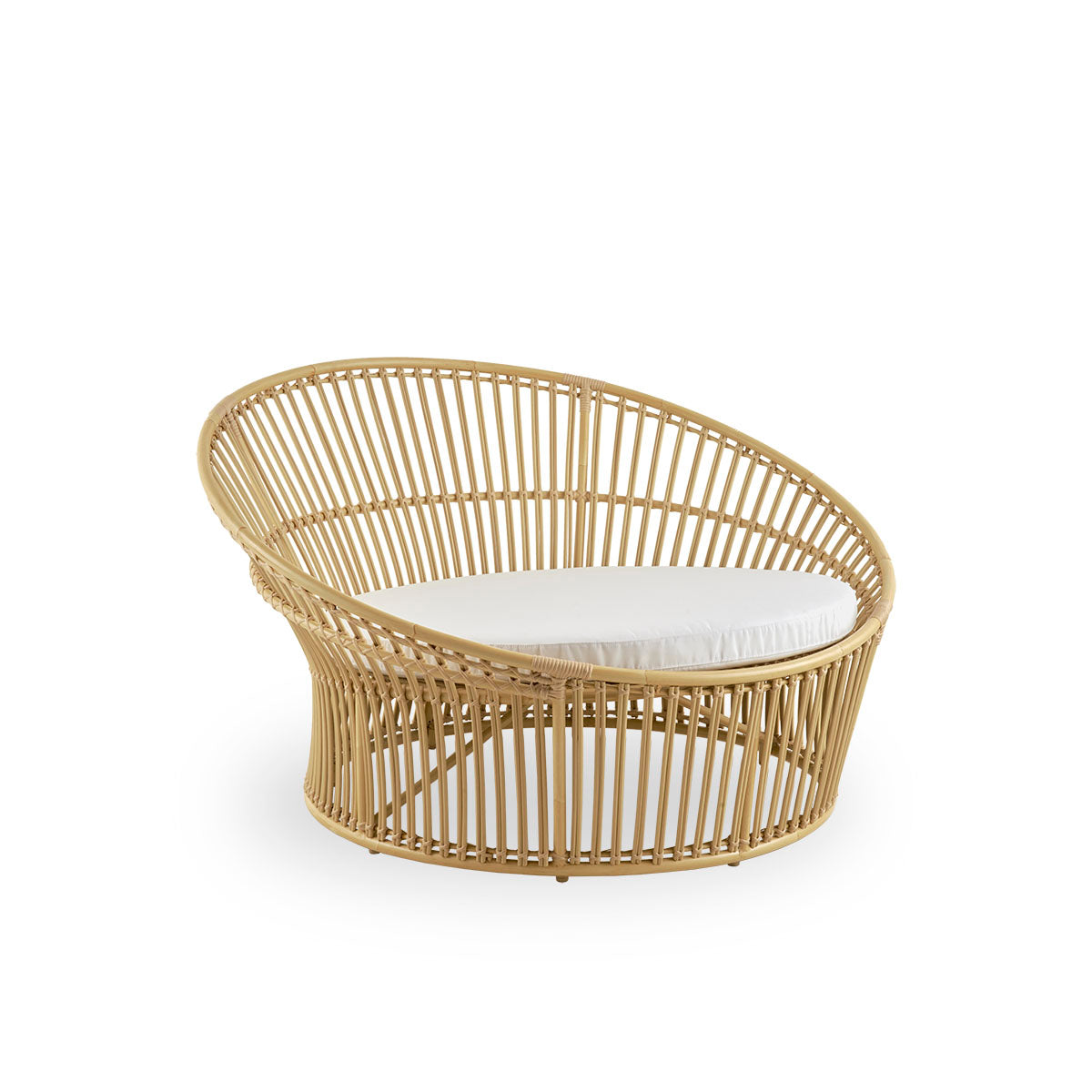 Side view af Olympia Nest Exterior, luksuriøst dansk design udendørs kærlighedsnest med åben fletning og buet ryg. Aluminiumsramme i rattan-look med ArtFibre-omviklinger.