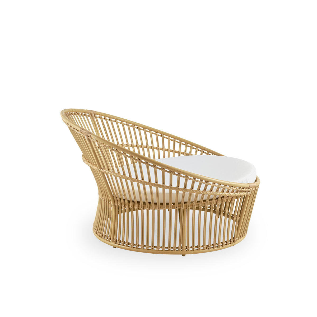 Ren sidevisning af Olympia Nest Exterior, luksuriøst dansk designet udendørs kærlighedsrede med åben fletning og buet ryg. Aluminiumsramme i rattan-look med ArtFibre-fletninger.