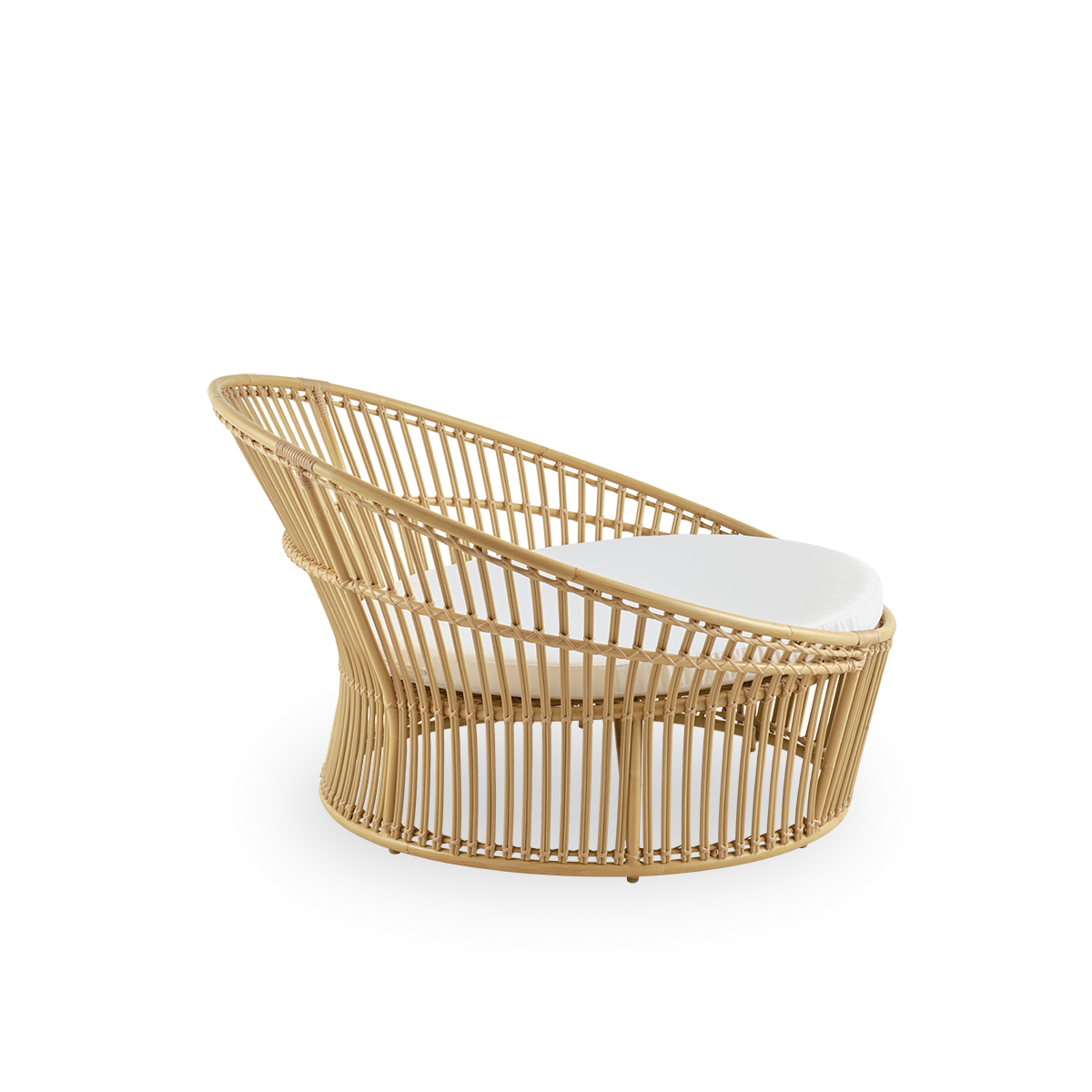 Ren sidevisning af Olympia Nest Exterior, luksuriøst dansk designet udendørs kærlighedsrede med åben fletning og buet ryg. Aluminiumsramme i rattan-look med ArtFibre-fletninger.