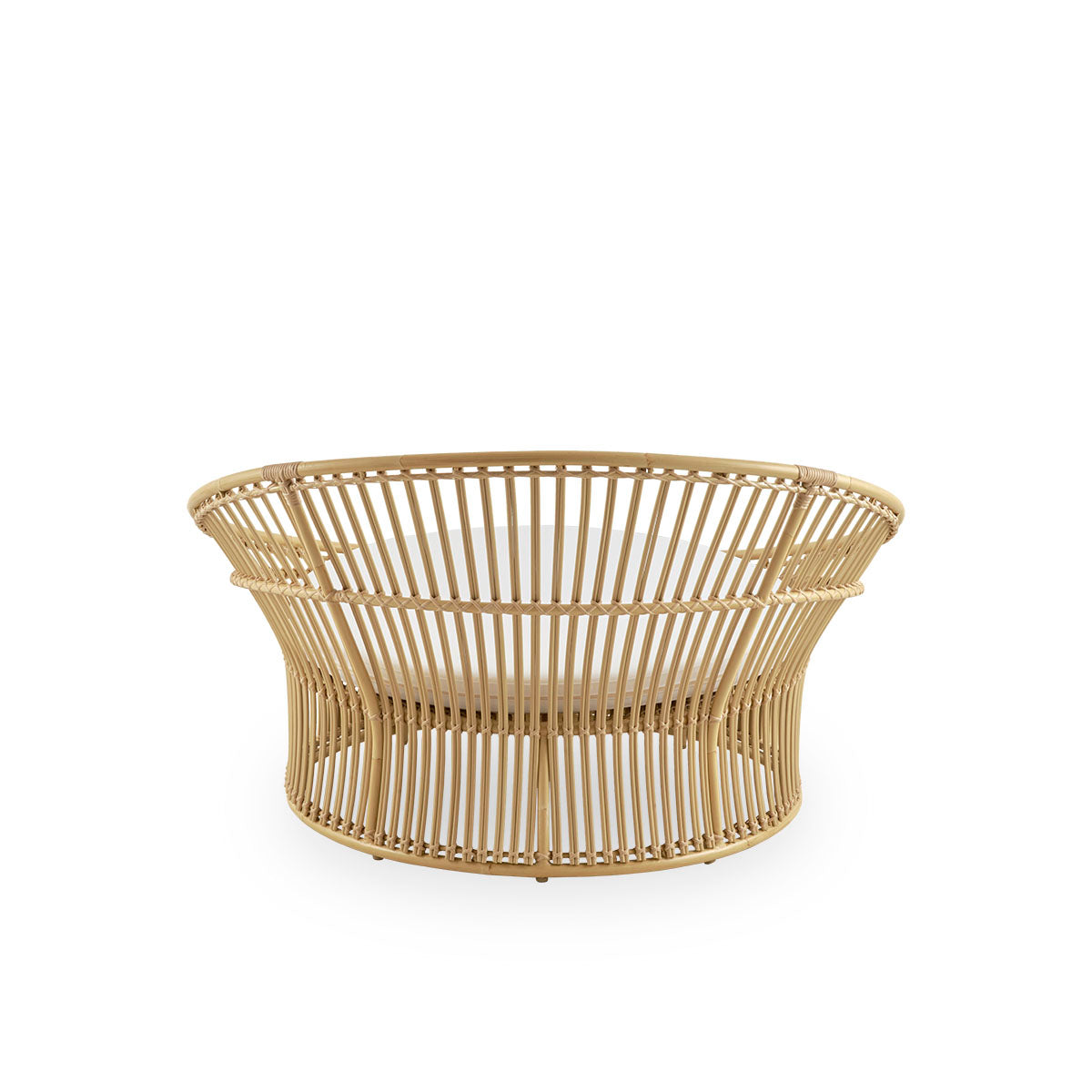 Bagfra vinkel af Olympia Nest Exterior, et luksuriøst dansk designet udendørs "love nest" med åben flet og buet ryg. Aluminiumsramme i rattanlook med ArtFibre-flet.