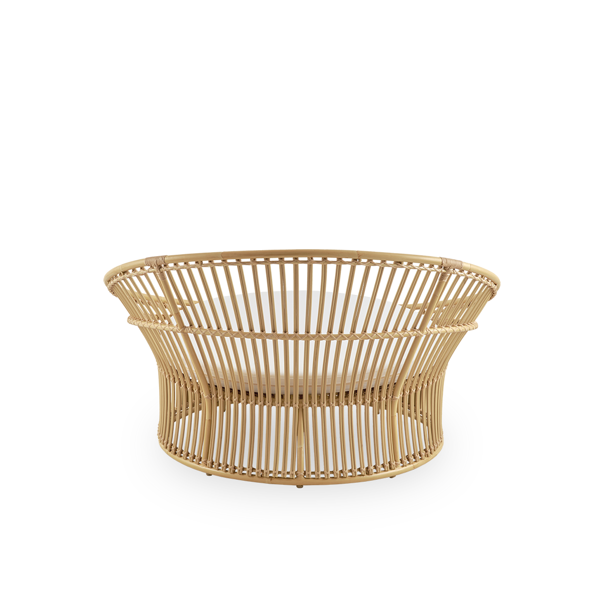 Bagfra vinkel af Olympia Nest Exterior, et luksuriøst dansk designet udendørs "love nest" med åben flet og buet ryg. Aluminiumsramme i rattanlook med ArtFibre-flet.