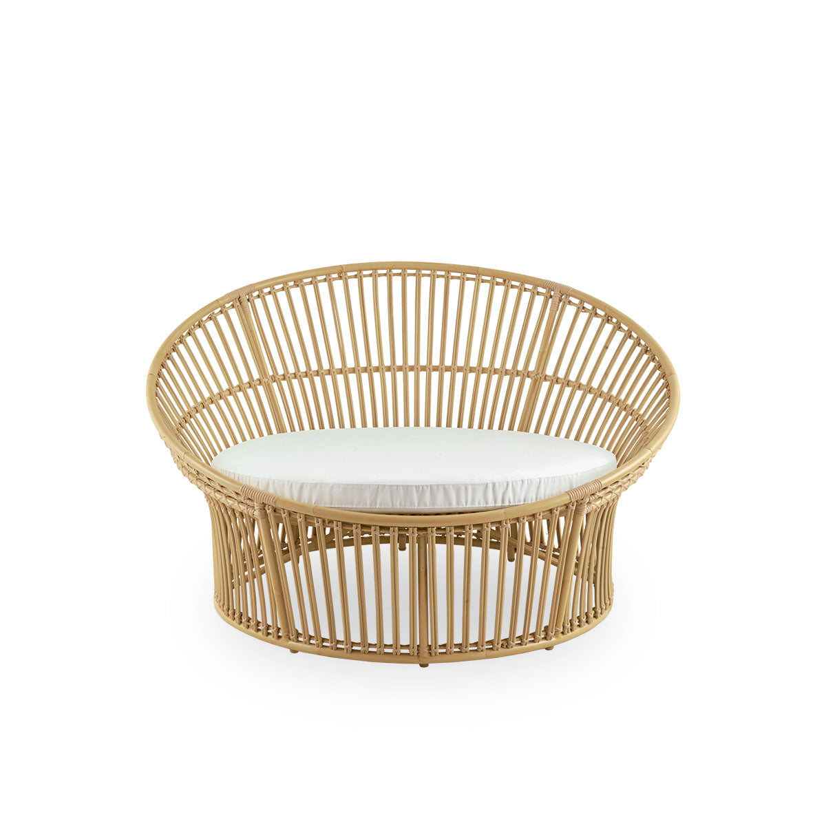 Ren front vinkel af Olympia Nest Exterior, et luksuriøst udendørs “love nest” i dansk design med åben fletning og buet ryg.
Aluminiumsramme i rattan-look med ArtFibre-flet.