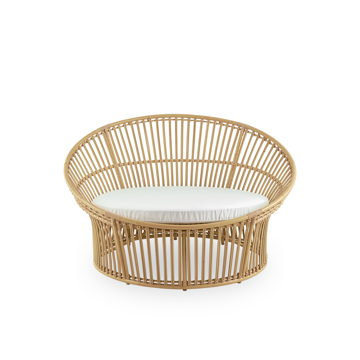 Ren front vinkel af Olympia Nest Exterior, et luksuriøst udendørs “love nest” i dansk design med åben fletning og buet ryg.
Aluminiumsramme i rattan-look med ArtFibre-flet.