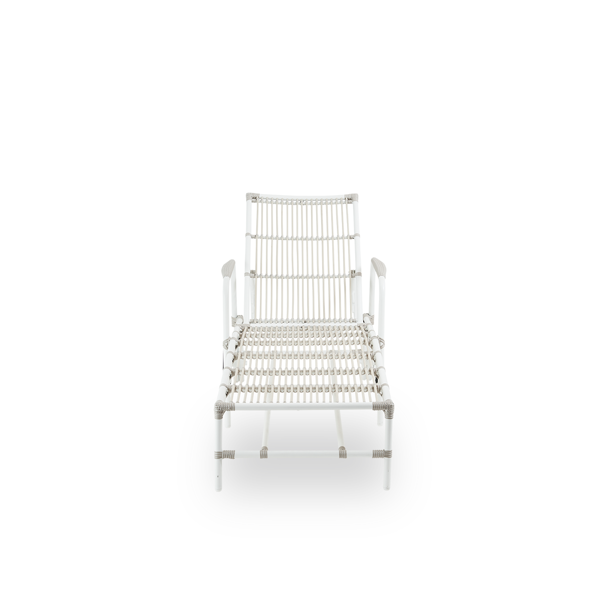 Front view af Josephine solseng med justerbar ryg og hjul for nem mobilitet. Aluminiumsramme i farven Dove White med ArtFibre-flet.