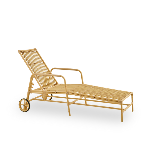 Side view af Josephine solseng med justerbar ryg og hjul for nem mobilitet. Aluminiumsramme i håndmalet rattan-look med ArtFibre-fletninger.
